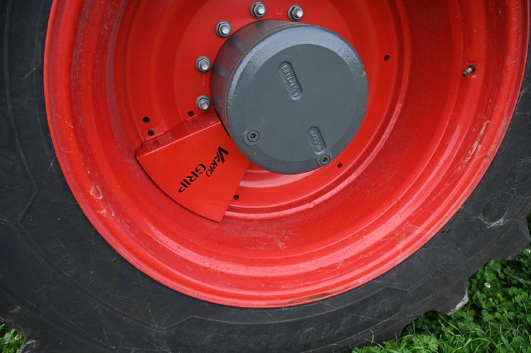 La série 1000 est équipée du système de télégonflage Vario Grip qui permet, depuis la console centrale, de faire varier la pression des pneus en quelques minutes seulement. 