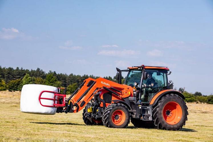 Le chargeur frontal du M 6002 de Kubota fait preuve d’une grande maniabilité.