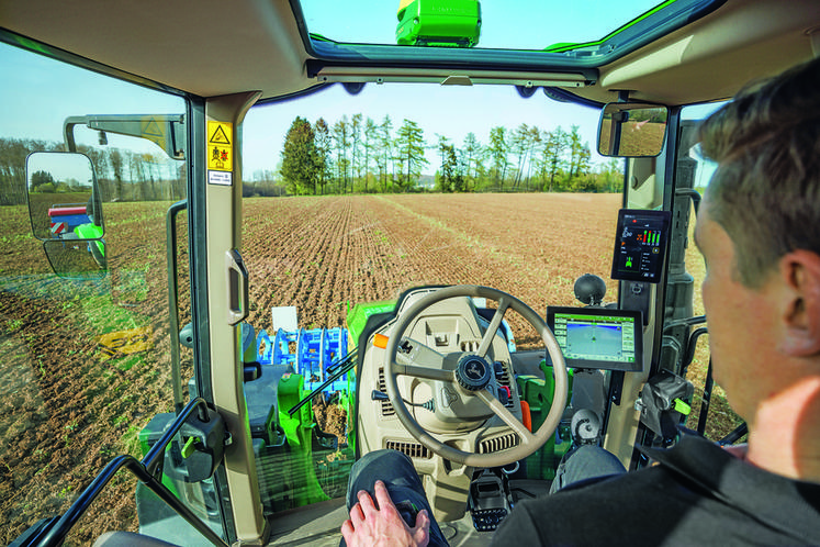 La cabine des 6M de John Deere hérite de la console d’angle déjà existante sur les moissonneuses X9.