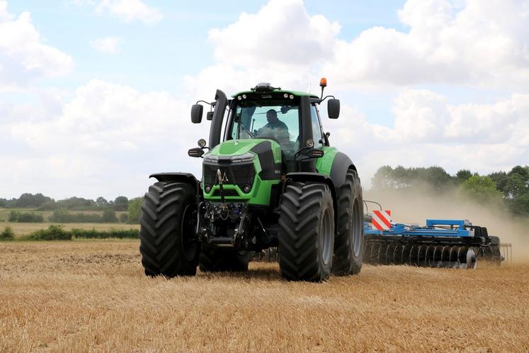 Le Deutz-Fahr série 9 se classe dans les modèles de gros gabarit, combinant un empattement de 3,13 mètres et un poids de 11,8 tonnes.