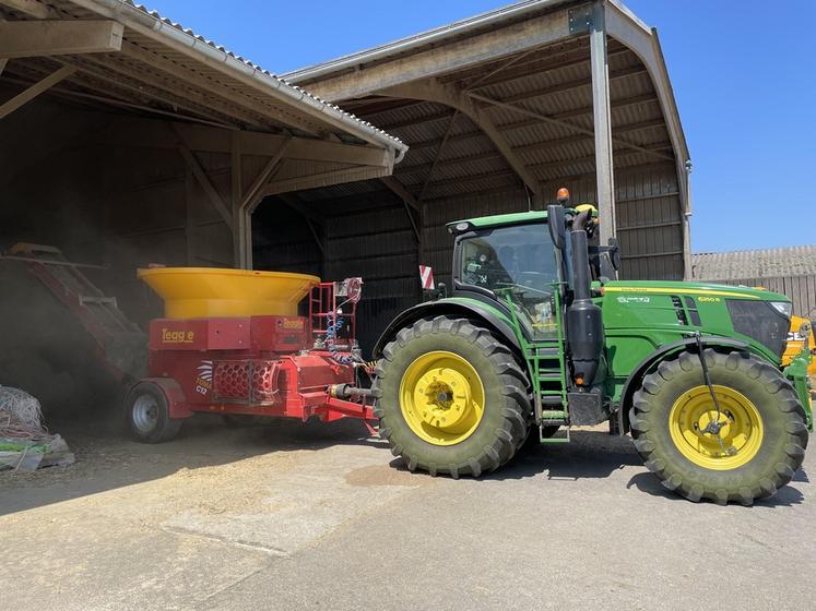 Avec sa puissance boostée à 301 chevaux, le 6R 250 de John Deere est parfaitement adapté pour les travaux exigeants à la prise de force. 