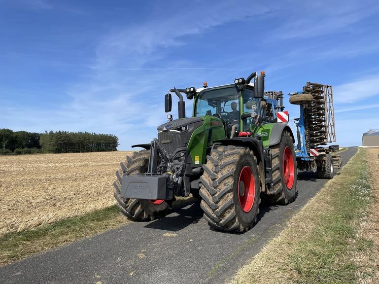 Le Fendt 728 Vario Gen7 affiche un rapport poids/puissance de 30 ch/kg, fidèle à la tradition du constructeur allemand. 