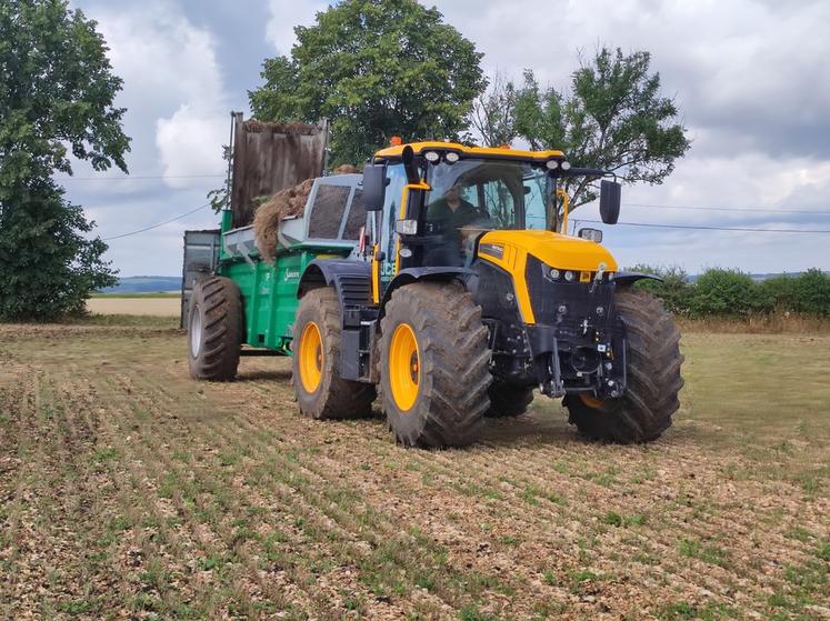 Le Fastrac 4220 de JCB offre une charge utile de seulement 4 800 kg, mais son PTRA de 44 tonnes est un atout pour le transport avec un véhicule remorqué. 