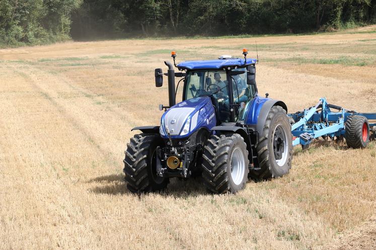 Le New Holland T7 HD peut recevoir des pneus arrière de 2,15 mètres de diamètre, quand d’autres tracteurs de 200 à 300 chevaux doivent se limiter à 2,05 m.