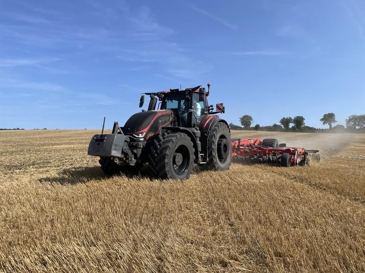 Comme son cousin le Massey Ferguson MF 9S, le Valtra S6 culmine à plus de 400 chevaux, mais la gamme débute sous les 300 chevaux.