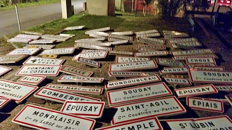 Jeudi 10 octobre, JA 41 a échangé des panneaux de communes dans le département. Une action symbolique pour dénoncer un gouvernement qui « balade » les agriculteurs.