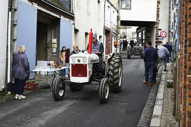 Un défilé d'anciens tracteurs s'est déroulé dans la matinée dans les allées de la brocante. 
