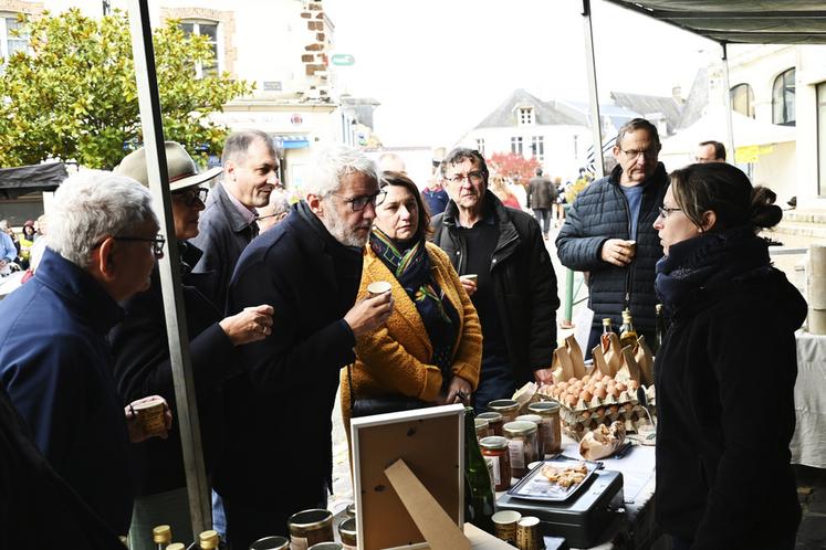 Durant la visite officielle, les élus et représentants du monde agricole ont rencontré plusieurs producteurs locaux exposant sur la foire de la Saint-Denis.