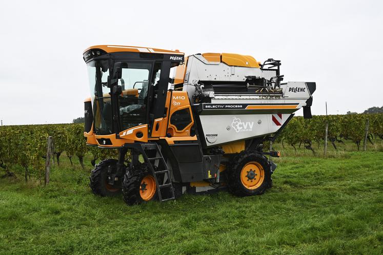 Jeudi 3 octobre, la machine à vendanger Optimum M10 avec tête de récolte Selectiv' Process 2 de la marque Pellenc était en démonstration dans des vignes de l'appellation Cheverny.