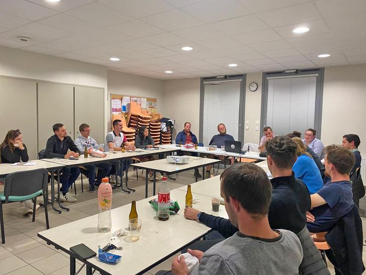 Mardi 8 octobre, à Nesploy. Bureau restreint départemental et responsables cantonaux de JA 45 autour de la même table.