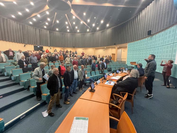 Mardi 15 octobre, à Chartres. Lors de leur assemblée générale, les adhérents de la section des anciens de la FNSEA se sont prêtés à un petit exercice d'équilibre pour les encourager à faire un peu de gymnastique pour bien vieillir.