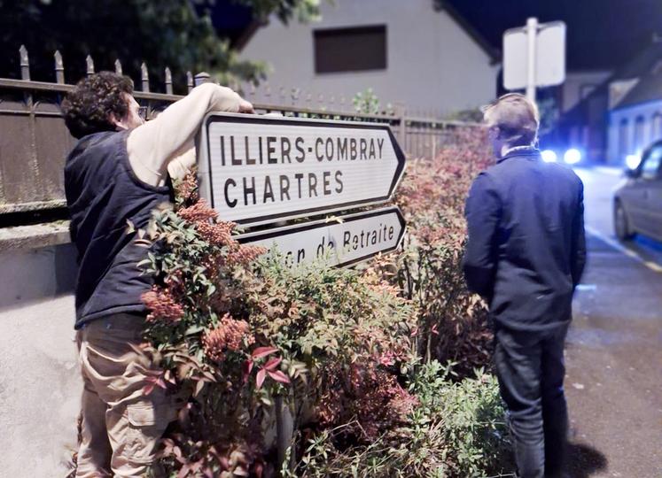 Le 14 octobre, à Brou. Onze cantons JA sur treize se sont mobilisés pour cette action et les adhérents ont fait le constat que certains panneaux sont plus difficiles à démonter, celui-ci est resté là…