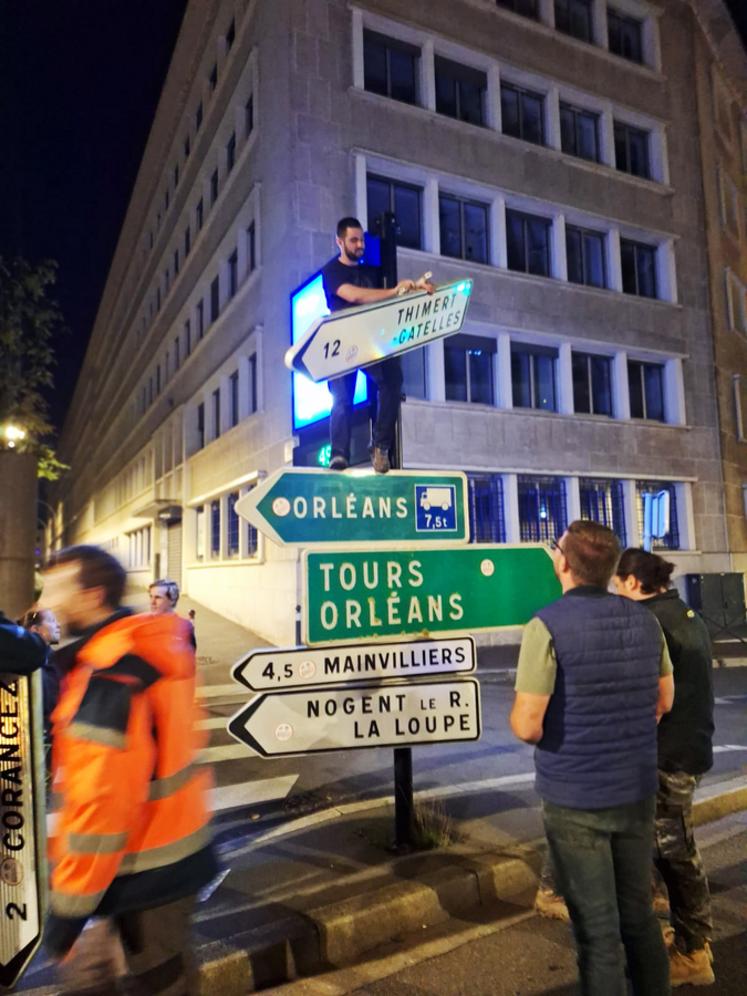 Lundi 14 octobre, à Chartres. Devant la DDT et la préfecture, les agriculteurs ne sachant plus où donner de la tête ont remonté les panneaux dans tous les sens.