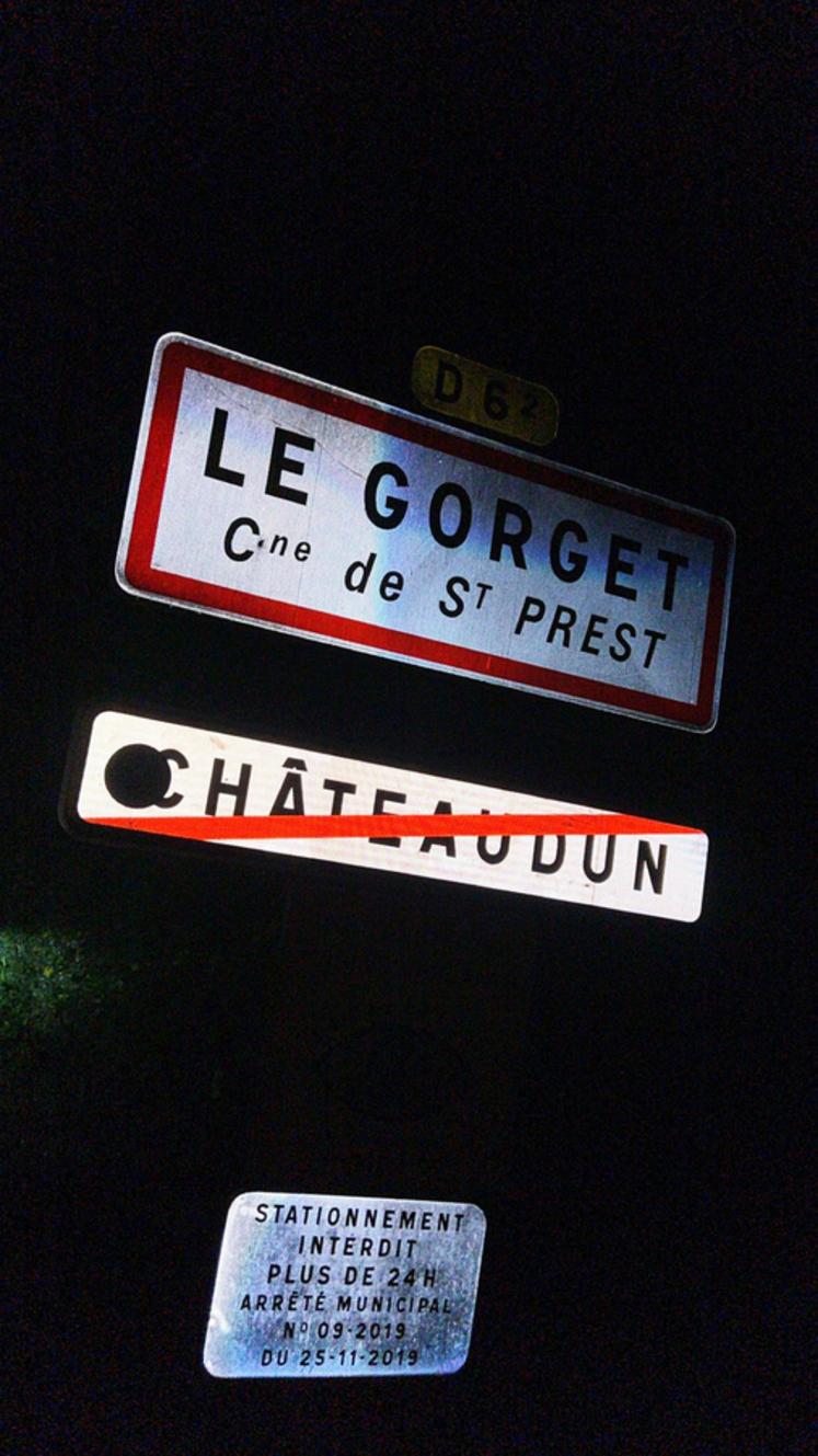 Châteaudun se retrouve avec le panneau du Gorget, commune de Saint-Prest.