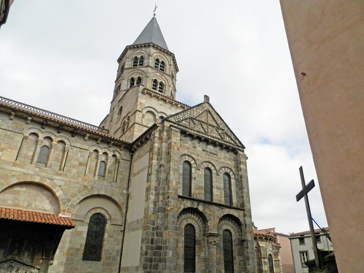 À Clermond-Ferrand (Puy-de-Dôme), la Basilique Notre-Dame-du-Port, chef-d’œuvre de l’art roman, a été construite entre les années 1120-1130 et la fin du XII<SUP>e</SUP> siècle.