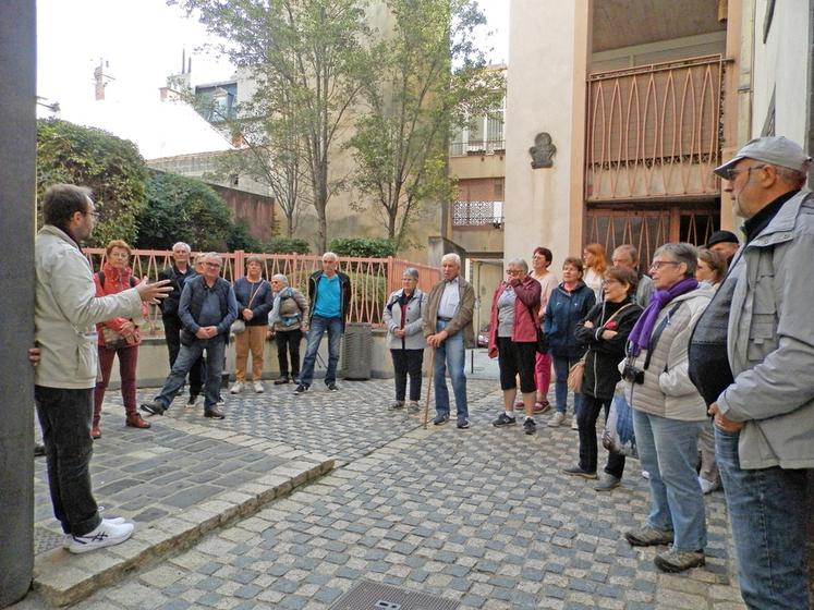 Le groupe est très attentif aux explications du guide qui leur conte l’histoire de Clermont-Ferrand.