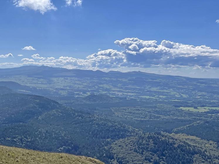 Avec un sommet de plus de 1 465 m d’altitude, le puy de Dôme offre, grâce à son panorama à 360 °, un spectacle inoubliable sur l’alignement des volcans.