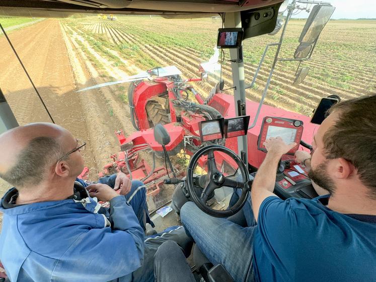 Sur ses écrans, le chauffeur, Mickaël (à d.), contrôle le bon déroulement du chantier et adapte la vitesse de l'arracheuse. Dans ces conditions, elle avance à moins d'un kilomètre heure.