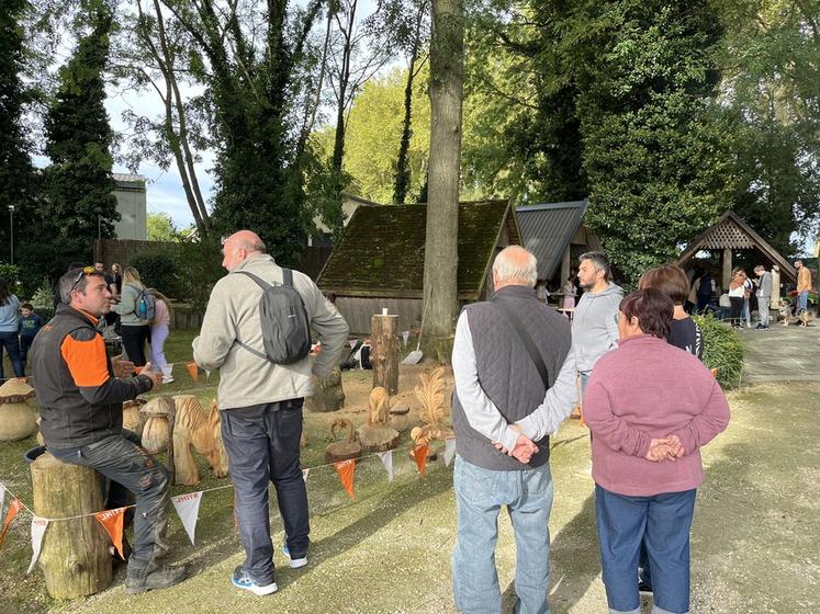 Domaine des macarons de Réau (Seine-et-Marne). Pendant que certains visiteurs découvraient la boutique ou faisaient la queue au salon de thé, d’autres profitaient des nombreuses animations et de l’exposition de sculptures sur bois. 