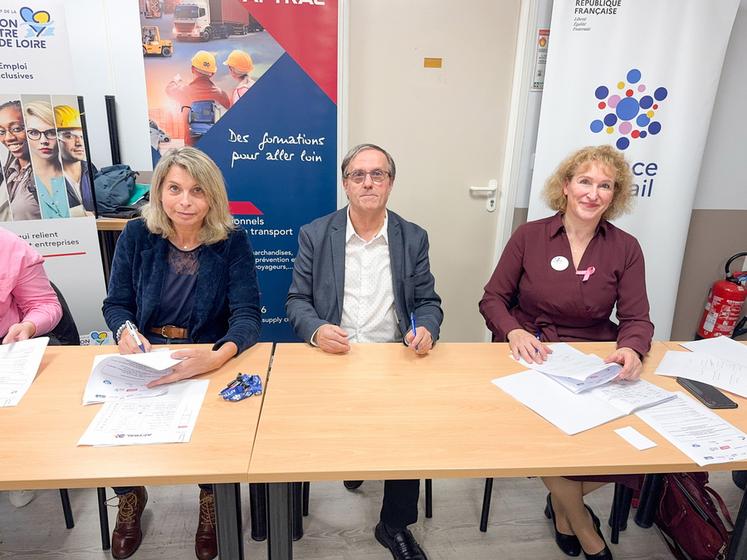 Le 16 octobre, à Gellainville. La directrice d'Aftral, Karine Doteau (à g.), la directrice de l'agence chartraine de France travail, Christine Foulon (à d.) et le conseiller régional, Lionel Geollot, ont signé avec les entreprises bénéficiaires une convention Defi pour six futurs conducteurs routiers.