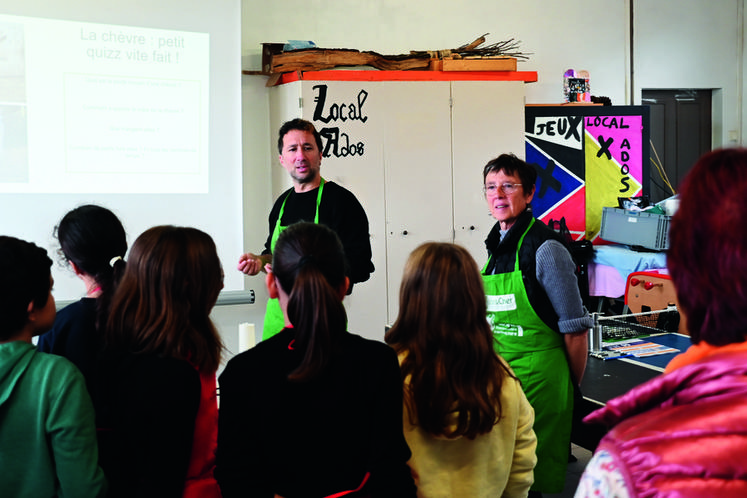 Des bénévoles, dont des agriculteurs et des éleveurs, ont expliqué leur métier aux élèves de 6e ainsi que les éléments permettant de fabriquer, par exemple, du fromage de chèvre.