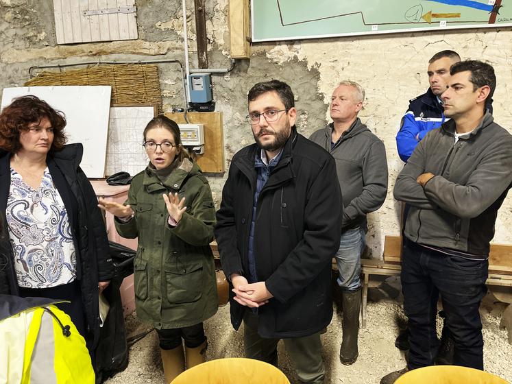 Le 18 octobre à Sonchamp (Yvelines). La députée Aurore Bergé, le sous-préfet Nicolas Ventre et les services de la DDT sont venus à la rencontre des agriculteurs et riverains sinistrés.