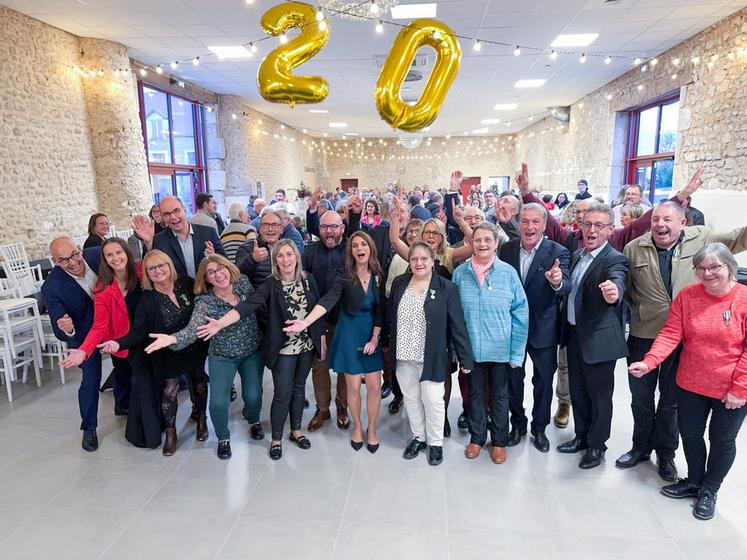 Samedi 19 octobre, à Bazoches-en-Dunois. Vingt-trois salariés de la Ferme des Arches ont reçu leur médaille du travail agricole pour vingt ou trente ans d'activité, en présence du député Philippe Vigier et du président de la com-com Cœur de Beauce, Benoit Pellegrin.