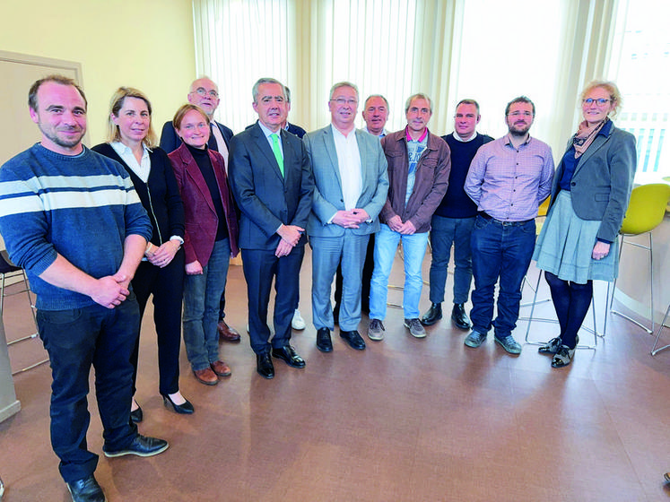 Vendredi 25 octobre, à Chartres. Les premiers lauréats du fonds de compensation agricole entourent le préfet d'Eure-et-Loir, Hervé Jonathan, et le président de l'Adel, Éric Thirouin.