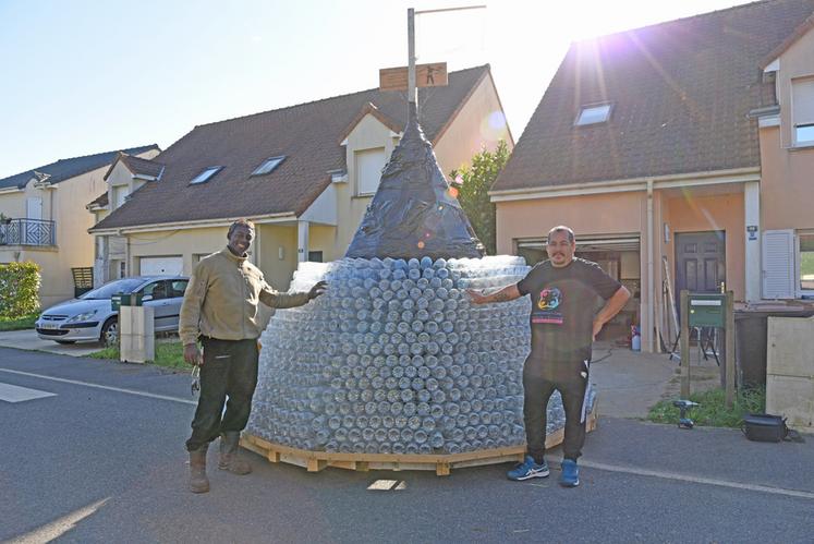 Manuel De Oliveira (à d.), à l'origine du projet, et Ignace Souza, artisan charpentier qui a réalisé la structure en bois du sapin.