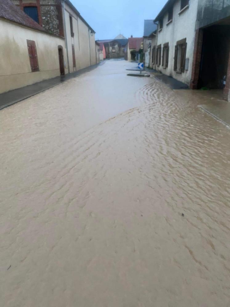 Les rues de nombreux villages d'Eure-et-Loir sont inondées, jeudi 10 octobre 2024.