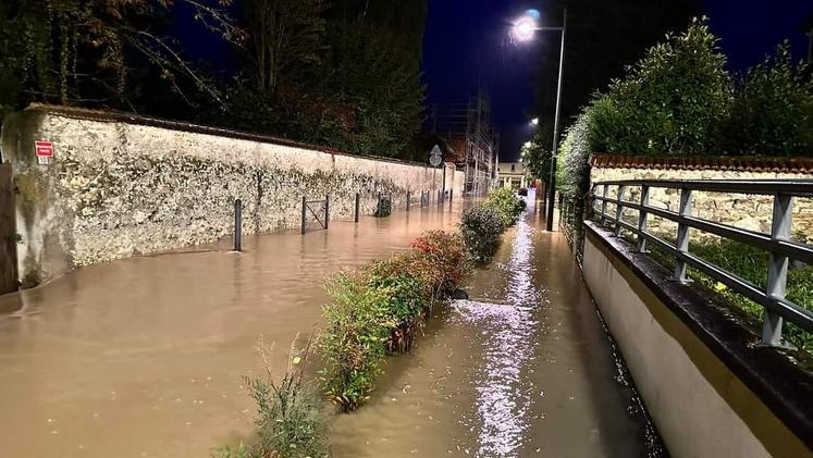 À Épernon (Eure-et-Loir), le centre-ville est inondé depuis mercredi 9 octobre.