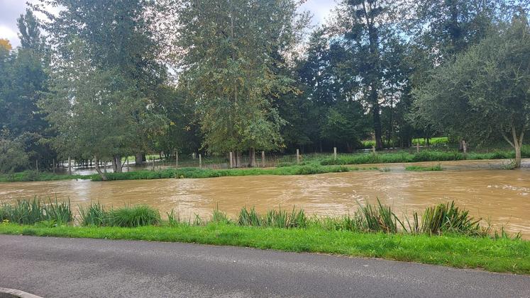 À Saint-Geroges-sur-Eure (Eure-et-Loir), l'Eure est sortie de son lit jeudi 10 octobre 2024.