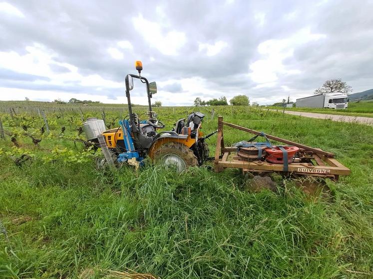 Bien que compacts, les microtracteurs peuvent recevoir des outils interceps entre roues.