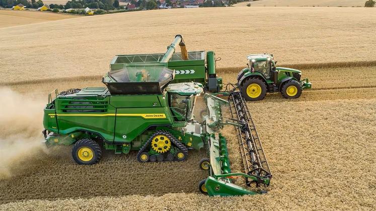 Le dispositif Machine Sync de John Deere synchronise la vitesse et la trajectoire du tracteur avec celles de la moissonneuse-batteuse.