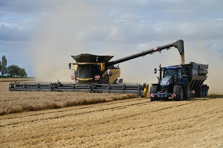 La nouvelle CR11 de New Holland lors du Performance Tour cet été dans une parcelle de l'Eure-et-Loir.