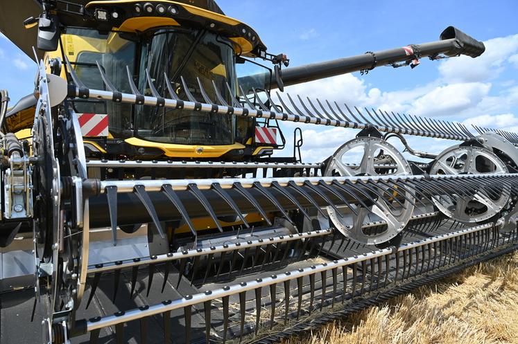 La CR11 Next Gen en impose avec sa coupe MacDon de 15,20 m. 