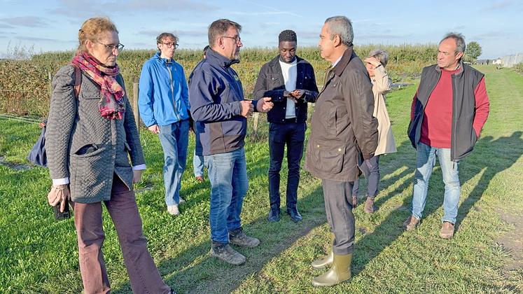 Mardi 29 octobre, à Marville-Moutiers-Brûlé. Le préfet, Hervé Jonathan, a fait le tour de la cueillette des Jardins d'Imbermais avec Jean-Luc Gauthier.