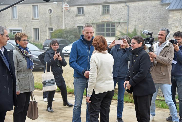 Jeudi 31 octobre, à Morigny-Champigny (Essonne). La ministre Annie Genevard a été accueillie sur l'exploitation de Benoît Mazure, en compagnie de nombreux représentants politiques, professionnels et syndicaux.