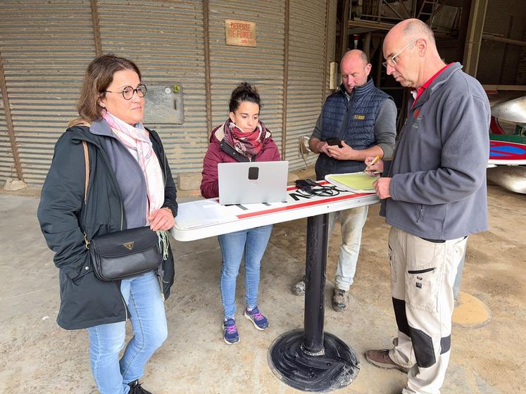 Jeudi 17 octobre, à Arnouville. Engagé dans la filière CRC avec la coopérative de Boisseaux, Grégoire Jaquemet (à d.) doit se prêter régulièrement à un audit de ses pratiques.