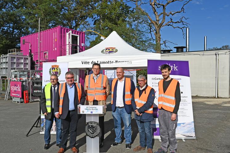 Jeudi 24 octobre, à Lamotte-Beuvron. Pascal Bioulac, maire de Lamotte-Beuvron, les deux cofondateurs de la société Spark Cleantech et Florent Leprêtre, représentant du collège agricole du méthaniseur Sologne Agri Méthanisation, étaient présents pour le lancement officiel du projet. 