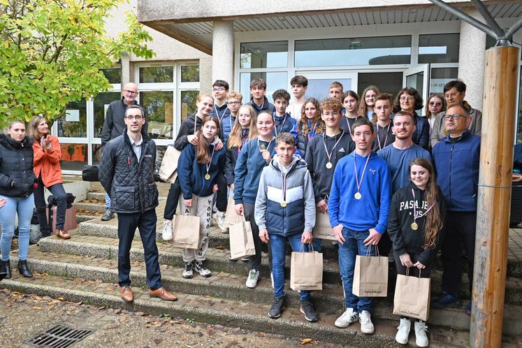 Vendredi 18 octobre, à Montoire-sur-le-Loir. Les élèves du lycée agricole ayant particpé à l’Agricross ont reçu des récompenses, remises par la caisse locale de Crédit mutuel.