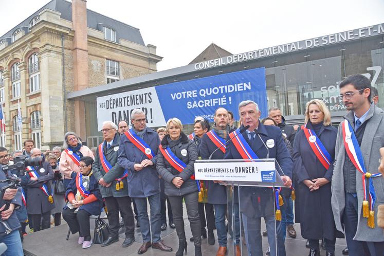 Melun, mardi 5 novembre. Le président du Département, Jean-François Parigi, a conclu la mobilisation à la suite de la prise de parole des différents partenaires de la collectivité locale.