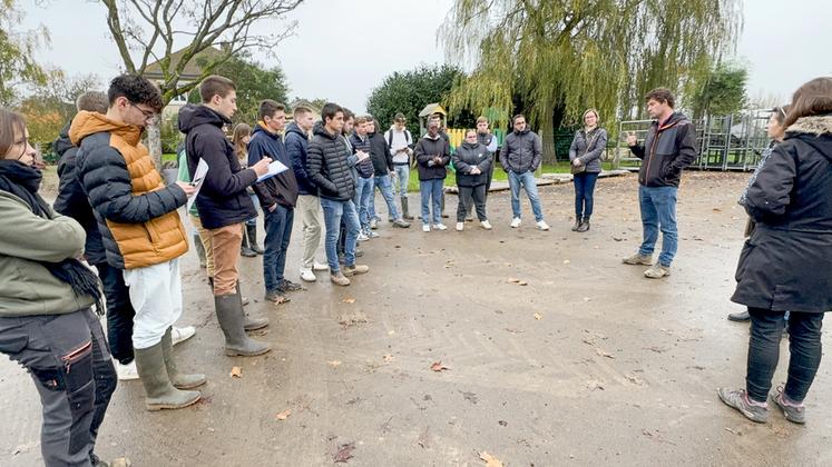 Vendredi 8 novembre, à Ouerray. La première étape de la Journée découverte de la diversification de la Chambre s'est déroulée à la Ferme du Verger, portée par Arnaud Lemaire (à d.).
