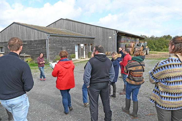 Jeudi 10 octobre, à Saint-Martin-des-Bois. La chambre d'Agriculture a organisé une journée diversification avec la visite de l'exploitation laitière de Sandra Rezeau.