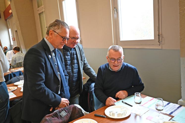Mercredi 6 novembre, à Selles-sur-Cher. Philippe Gouet, président du Département, encourage les jurés du Concours régional de fromages.