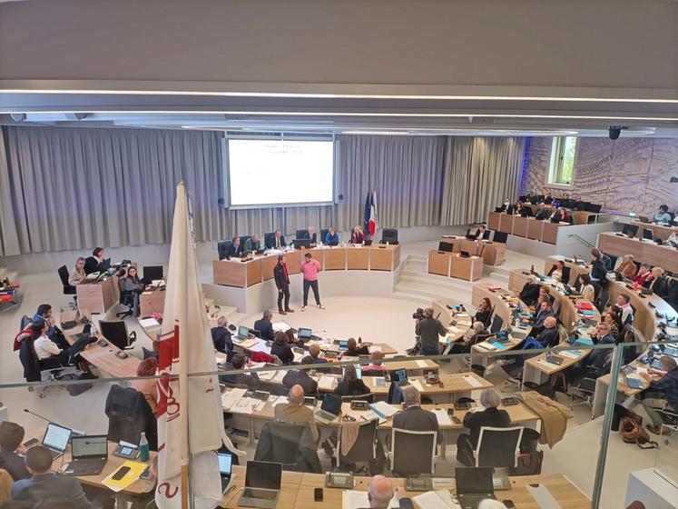 Jeudi 7 novembre, à Orléans. Drapeau hissé, plusieurs présidents des JA de Centre-Val de Loire se sont exprimés devant les 77 conseillers régionaux réunis en session. 