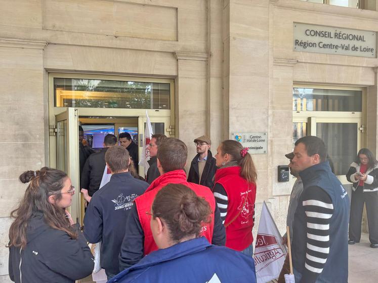 Près d'une vingtaine de jeunes agriculteurs ont fait le déplacement jusqu'au conseil régional. Parmi eux, des nouveaux installés concernés par les retards de paiement. 