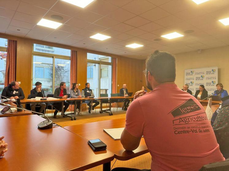 Le président de JA Centre-Val de Loire, Clément Carteron (de dos), a exprimé la colère et l'impatience du syndicat et de ses adhérents.