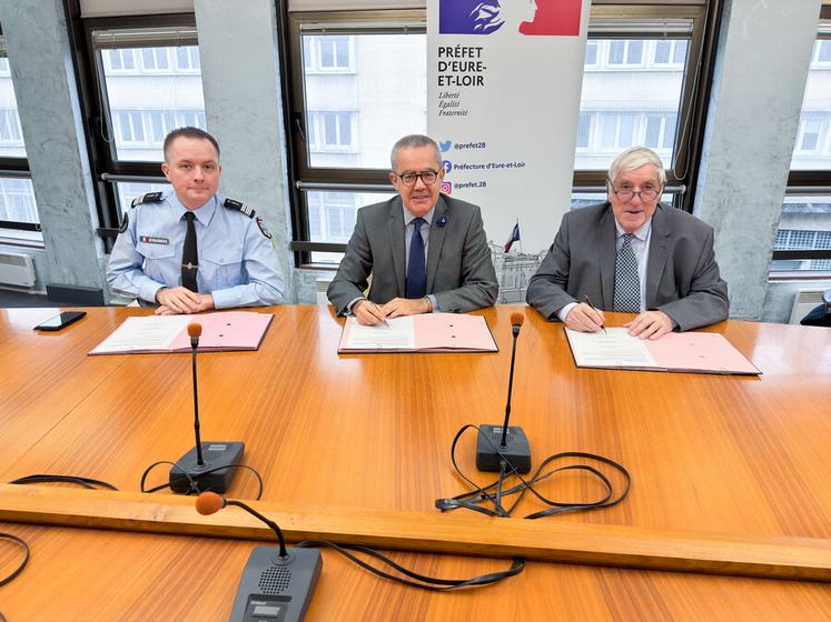 Mardi 12 novembre, à Chartres. Le commandant du groupement de gendarmerie, Julien Andreau (à g.), et le président de la Fédération des chasseurs, Jean-Paul Moktar (à d.), ont signé sous la houlette du préfet, Hervé Jonathan, une convention pour lutter contre les atteintes à l'environnement. 