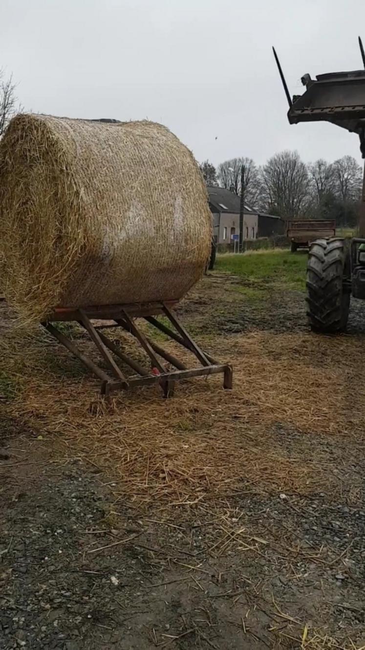 La boule est posée sur le support par l'engin.